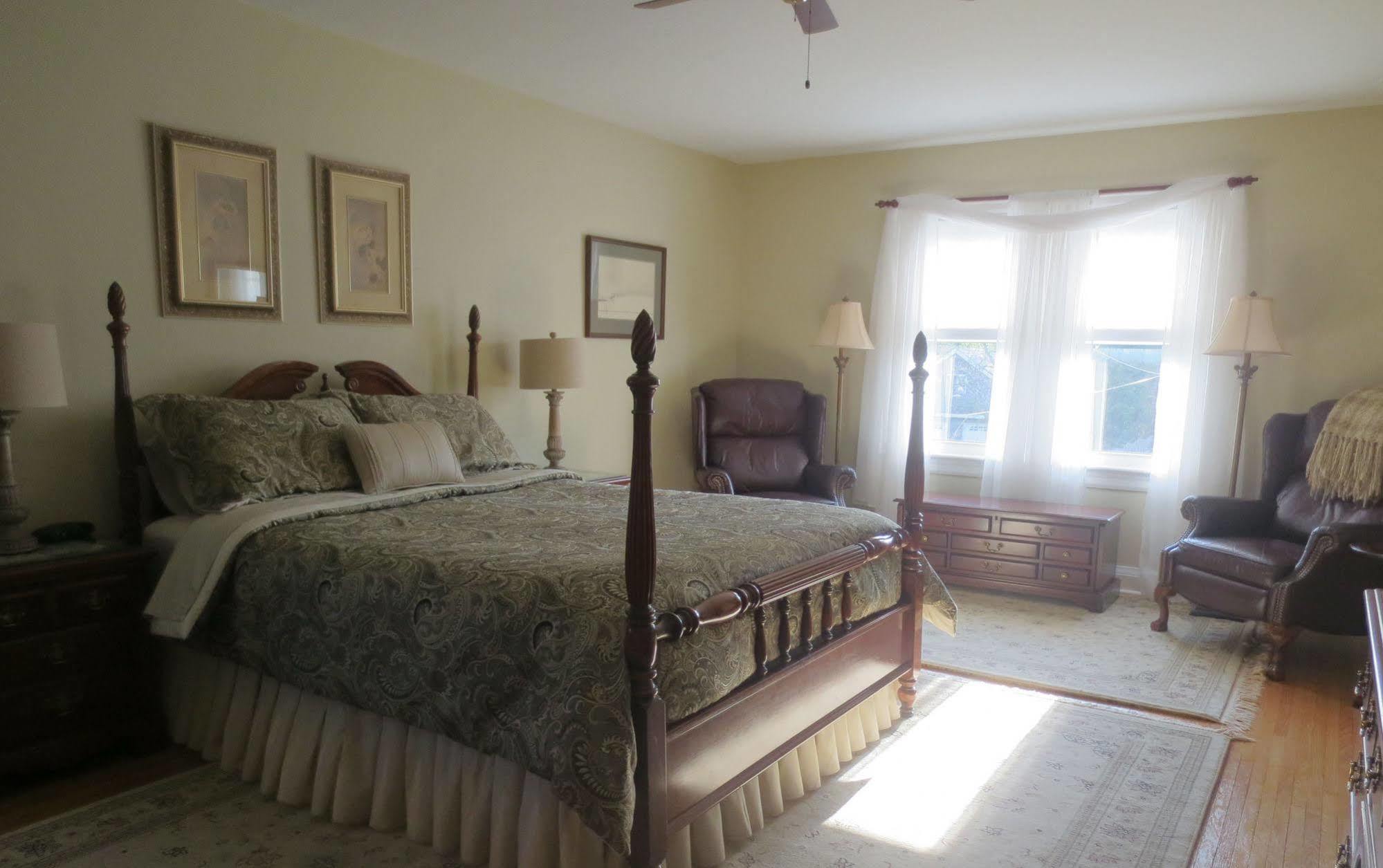 Robinsong Bed & Breakfast Thorold Екстериор снимка