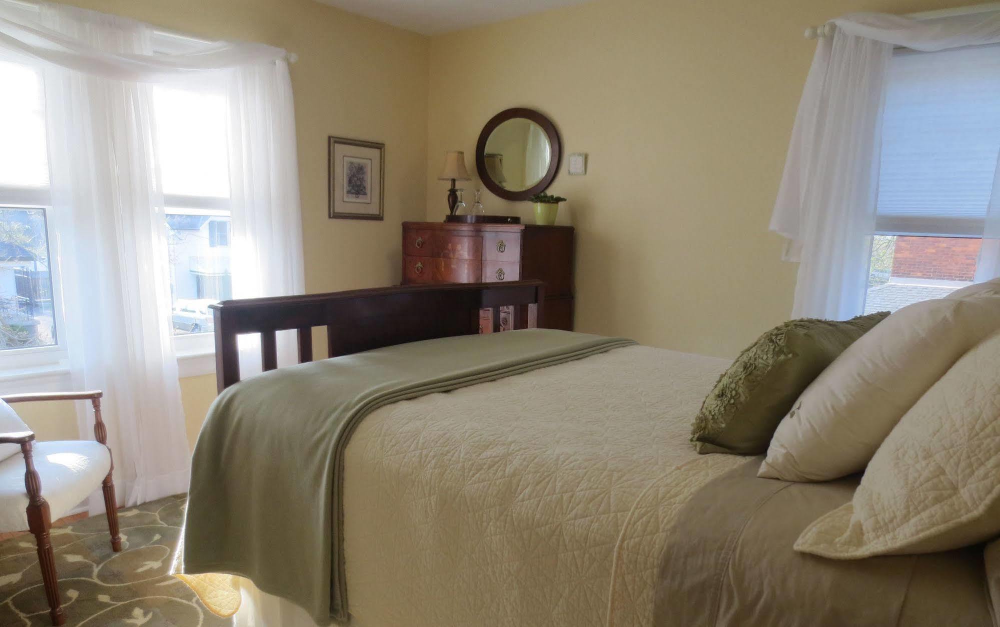 Robinsong Bed & Breakfast Thorold Екстериор снимка